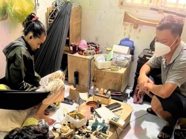 Kiểm tra cư trú, phát hiện hành vi phạm pháp của nhóm nam nữ trong căn nhà thuê