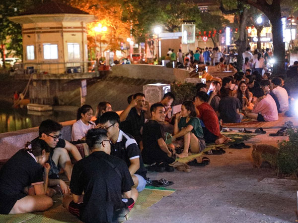 Người dân trải chiếu, kê bàn uống cà phê giữa phố đi bộ hồ Ngọc Khánh