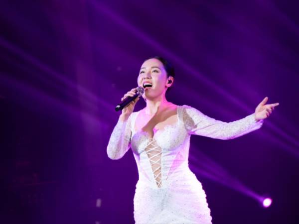 Phương Linh có màn giao lưu 'cảm lạnh' khiến khán giả 'cười ngất', nhan sắc tuổi 40 nhìn mà mê!
