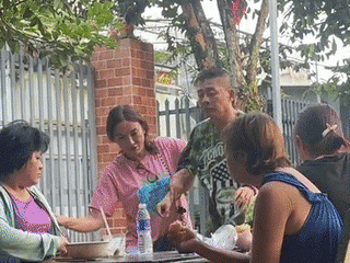 Nghệ sĩ Tấn Beo đi lại khó khăn, cần người dìu sau khi bị tai biến