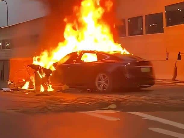 Xe Tesla bốc cháy dữ dội sau tai nạn, 4 người thiệt mạng