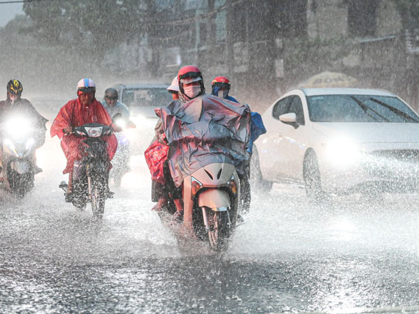 TPHCM và Nam Bộ mưa lớn xối xả, sấm sét vang trời