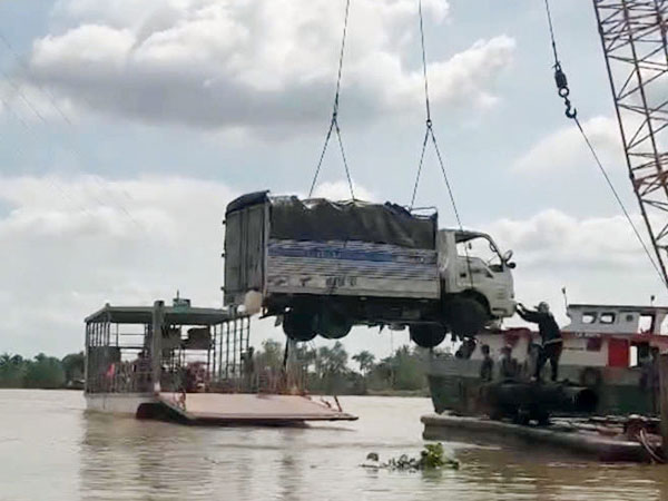Diễn biến mới vụ xe tải chở 3 người lao từ phà xuống sông Tiền