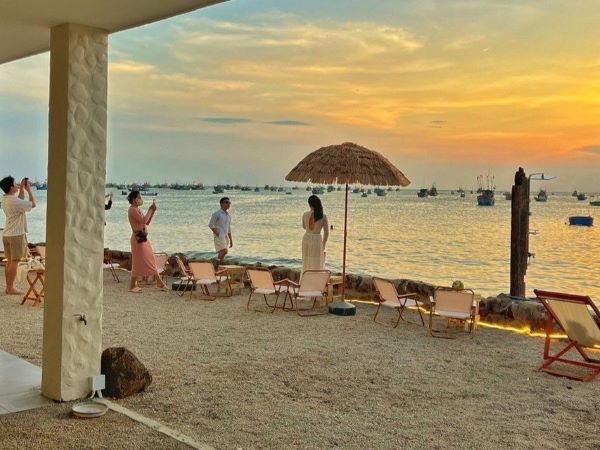 Quán cà phê ném rác xuống biển Phan Thiết đóng cửa vĩnh viễn