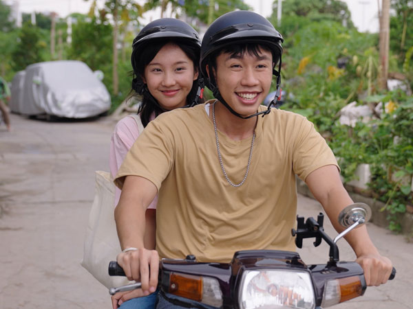 'Đi giữa trời rực rỡ' bất ngờ bị thế sóng