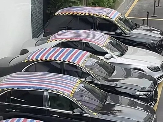Mercedes-Maybach GLS bạc tỷ mới mua phải dán băng dính chống nước