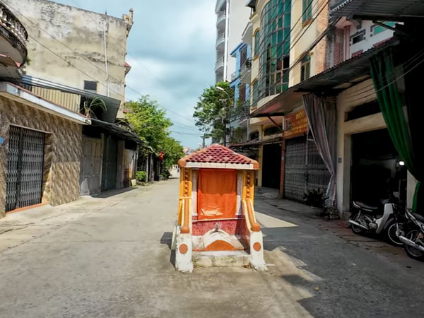 Câu chuyện kỳ bí về ngôi mộ cổ nằm giữa đường dẫn vào ngôi làng tỷ phú ở Bắc Ninh