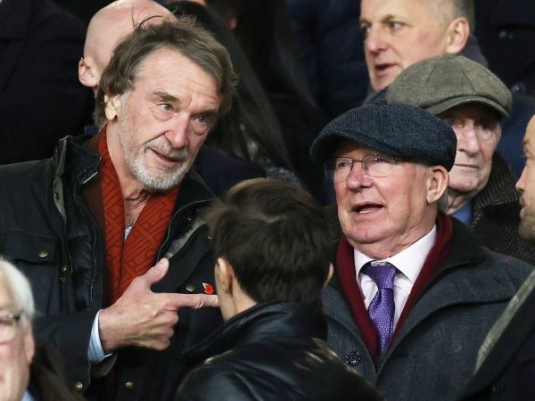 MU tước vai trò đại sứ, ngừng trả lương cho Sir Alex Ferguson