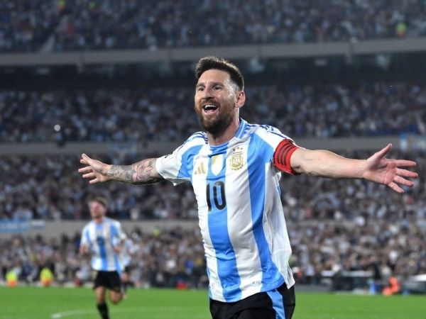 'Siêu nhân' Messi lập hat-trick thứ 58, Argentina thắng kiểu tennis
