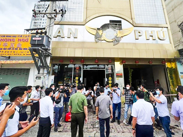Hiện trường phong tỏa quán karaoke An Phú: Các bộ phận thi thể người nằm rải rác, đang phân hủy nặng