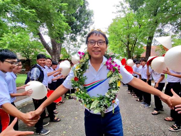 Quán quân Đường lên đỉnh Olympia: 'Em đọc những lời chỉ trích trên mạng chủ yếu để giải trí'