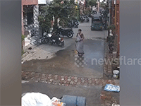 Người phụ nữ bị thùng nước trên tầng cao rơi trúng người, cảnh tượng sau đó khiến những người có mặt phải kinh ngạc