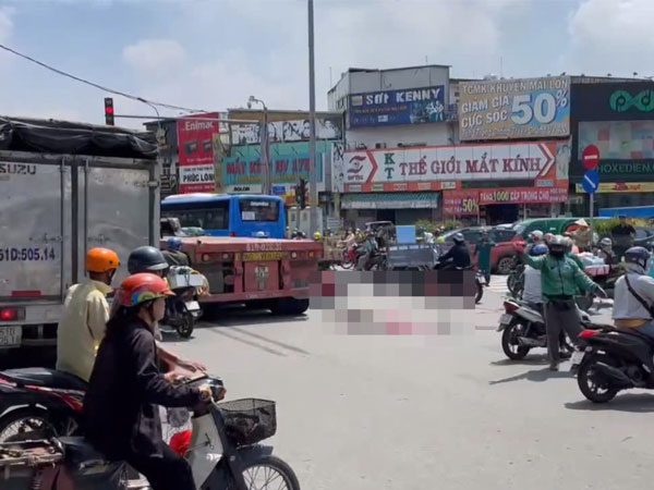 Tai nạn chết người dưới gầm cầu vượt, quốc lộ cửa ngõ TPHCM ùn tắc 5km