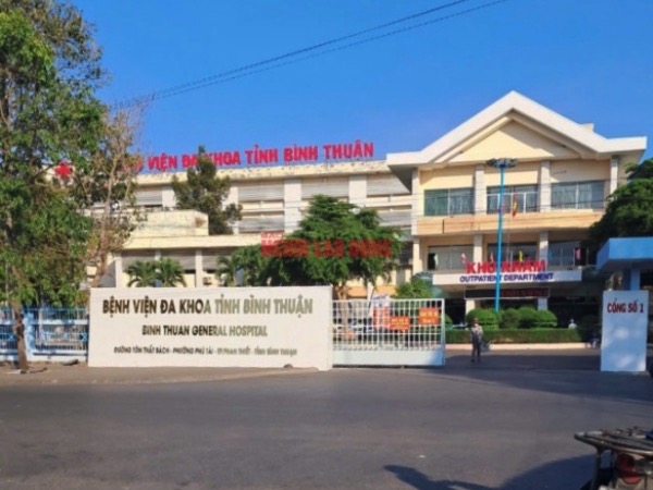 Chồng phóng lửa đốt vợ khi đang chờ làm thủ tục ly hôn