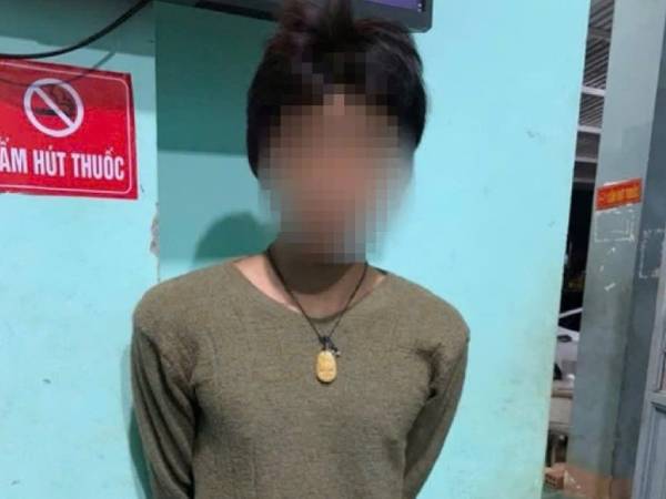 Thanh niên dùng dao khống chế nữ chủ nhà đang tắm để cướp tài sản