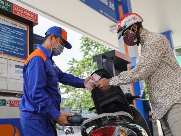 Giá xăng dầu giảm nhẹ sau một tuần tăng đột biến