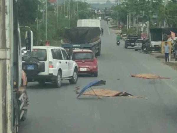 Va chạm liên hoàn với ôtô, 2 nam sinh lớp 9 ngồi sau xe máy tử vong