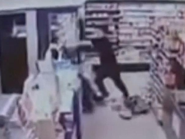 Cô gái bị đánh đến mất thính giác chỉ vì để tóc ngắn