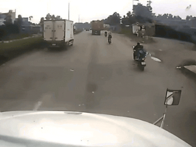 Cú đánh lái 'thần sầu' của container cứu một mạng người dưới bánh xe