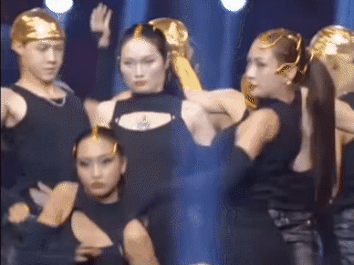Nam ca sĩ làm náo loạn đêm Chung kết show 'Chông Gai', gây sốc với màn cởi trần thay áo ngay trên sân khấu