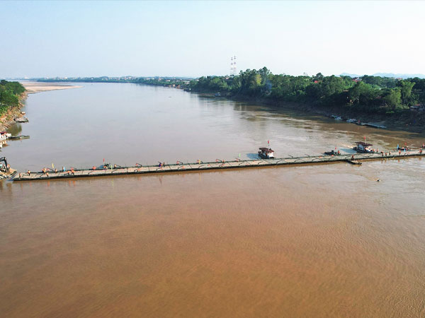Dừng phà quân đội, lắp lại cầu phao Phong Châu