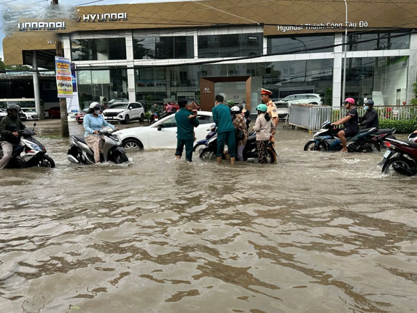 Nhiều phương tiện chết máy khi triều cường vượt báo động 3 tại Cần Thơ