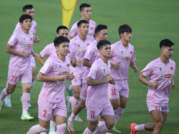 Học thầy Park, HLV Kim Sang Sik 'đổi chiêu' với tuyển Việt Nam