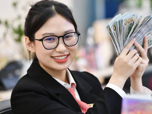 Giá USD ngân hàng tiếp tục tăng mạnh, vượt 25.400 đồng