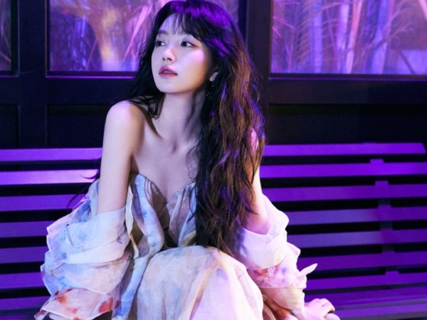 42 triệu lượt xem búp bê màn ảnh Điền Hi Vi đi giày thể thao lên thảm đỏ