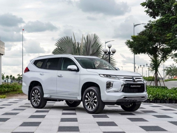 'Ngựa chiến' của Mitsubishi giảm sốc gần 300 triệu đồng, rẻ ngang Mazda CX-5, Hyundai Tucson