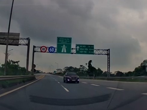 Phạt tiền, tước bằng lái của tài xế đi ngược chiều cao tốc