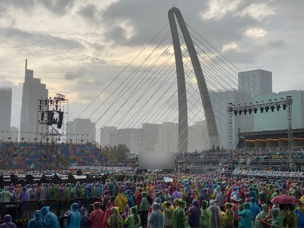 Mưa lớn tại khu vực diễn ra 2 concert Anh Trai, fan chạy tán loạn tìm chỗ trú!