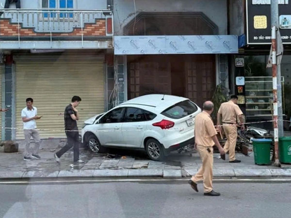Tai nạn liên hoàn, 4 người nhập viện