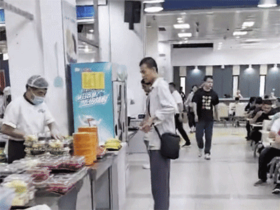 Bức ảnh chụp ống tay áo rách của một nam thanh niên trong canteen hút hàng chục nghìn lượt quan tâm