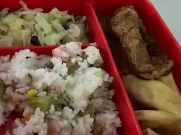 Người mẹ sốc nặng khi chứng kiến bữa ăn bán trú có giá cả 1 triệu nhưng lèo tèo vài món của con