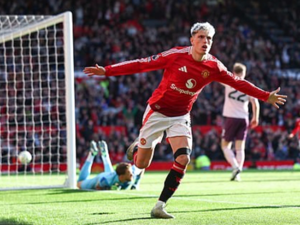 Ngược dòng hạ Brentford sân nhà, Man United trở lại... Top 10 Ngoại hạng Anh
