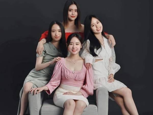 Gia đình ở TP.HCM sinh tư 4 cô con gái Mai, Lan, Cúc, Trúc, ai cũng giỏi giang, xinh đẹp