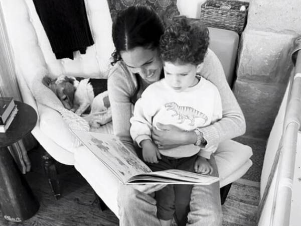 Sống tách biệt với Hoàng gia, Hoàng tử Archie nhà Harry và Meghan vẫn được nuôi dạy nghiêm khắc với những phép tắc khắt khe