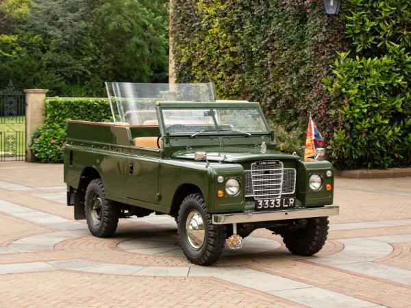 Chiếc Land Rover mui trần của Nữ hoàng Anh sắp được bán đấu giá