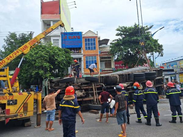 Lật xe chở gỗ dăm, 3 người đi đường bị đè tử vong ở Bình Định