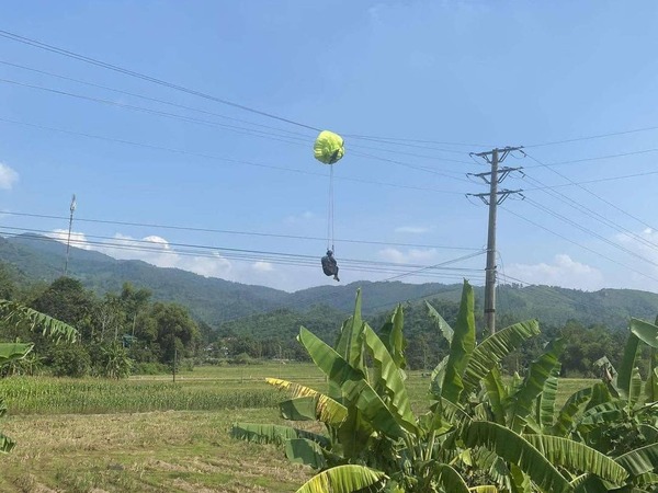VĐV nhảy dù bị mắc kẹt trên đường dây điện 35kV, cắt điện toàn xã để giải cứu