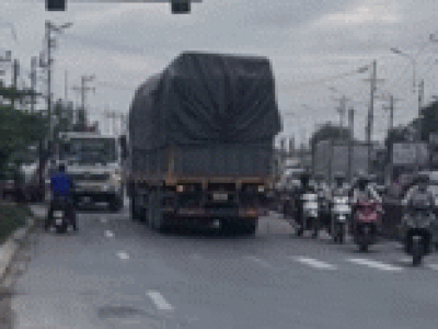 Tước bằng lái, phạt tiền một tài xế chạy ngược chiều trên quốc lộ 1