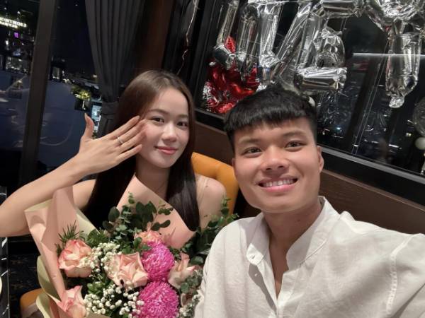 Ngôi sao U23 Việt Nam cầu hôn lãng mạn hotgirl ngân hàng, hé lộ cái kết sau 3 năm hẹn hò