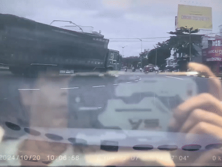 Mẹ ôm thi thể con trai vào lòng, đau đớn tột cùng sau vụ lật xe, đè 3 người tử vong