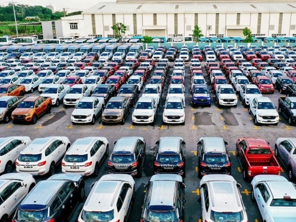 Bất chấp ô tô trong nước đang được ưu đãi, xe nhập khẩu vẫn ồ ạt về Việt Nam