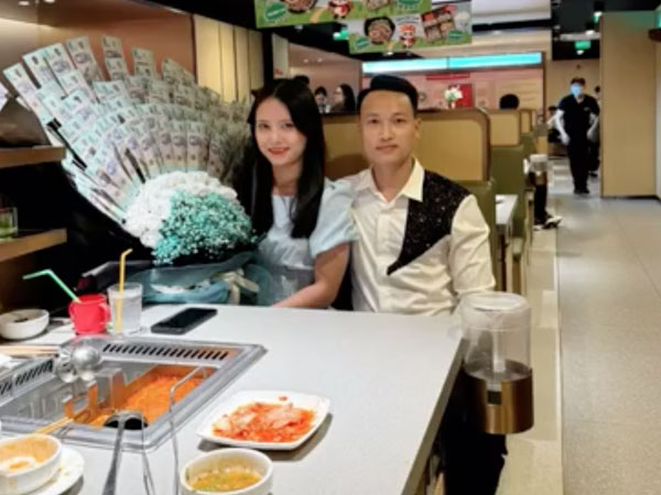 Người đàn ông tặng vợ bó hoa 50 triệu: Lần đầu tặng hoa sau 12 năm cả yêu lẫn cưới, thương vợ thiệt thòi