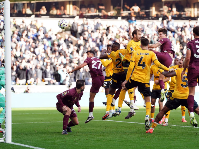 HLV Wolves tố cáo trọng tài thiên vị Man City trong tình huống phút bù giờ