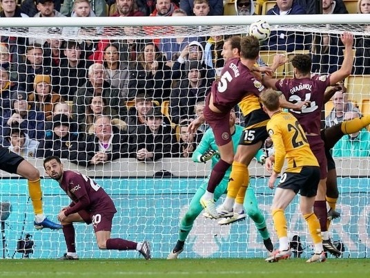 VAR đúng hay sai khi công nhận bàn quyết định chiến thắng của Man City trước Wolves?