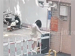 Cô gái gặp sự cố 'cười ra nước mắt' khi cố gắng trèo qua barie để ra ngoài