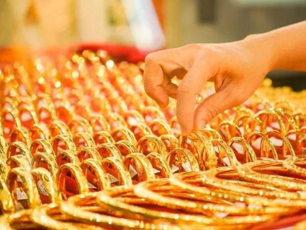 Giá vàng tăng dựng đứng, vì sao chuyên gia nói 'khoan hãy mua'?